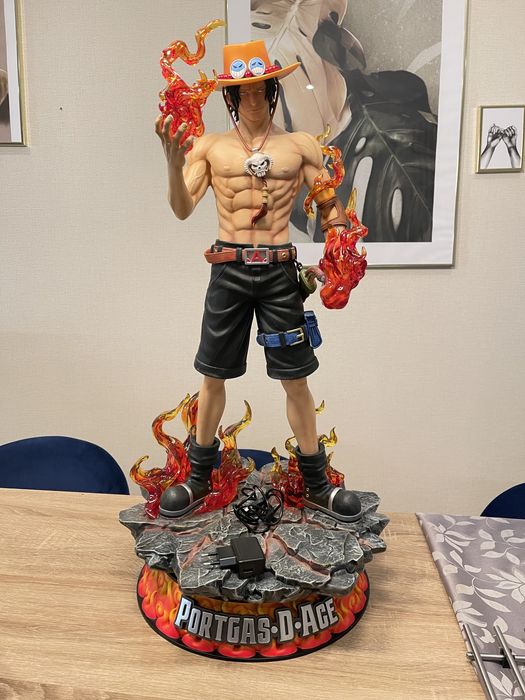 Figura Portgas D Ace iluminada