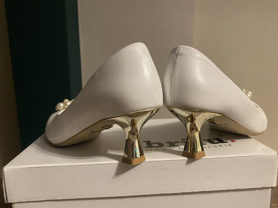 Buty ślubne ze zlotym obcasem.