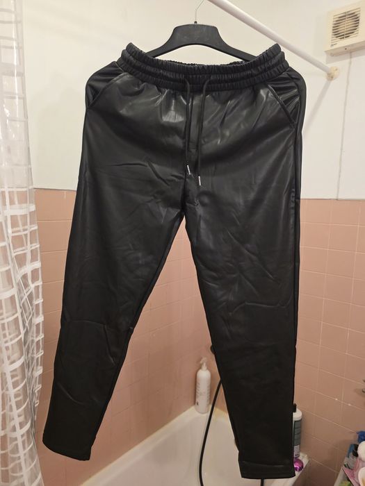 2 pares de calças, cor preta, Ecopele,  novas de mulher, por estrear,