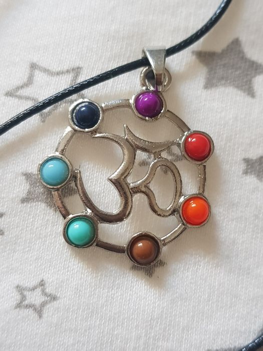 Colar 7 chakras formato símbolo Ohm