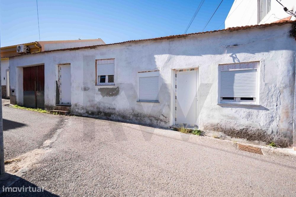 Moradia T3 térrea para reconstrução com terreno e garagem – Zona Norte