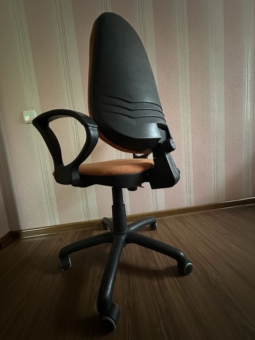 Крісло офісне на колесах, кресло, стул на колесах