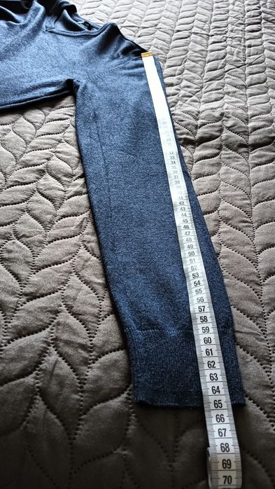 Granatowy sweter Reserved chłopięcy w serek 158