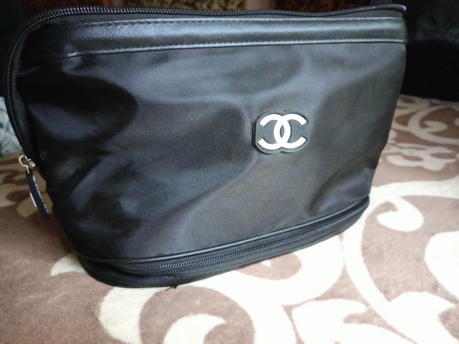 Чорна косметичка бренду Chanel.