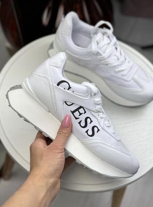 Жіночі кросівки Guess