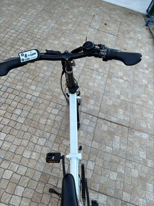 Bicicleta eléctrica nova com bateria danificada