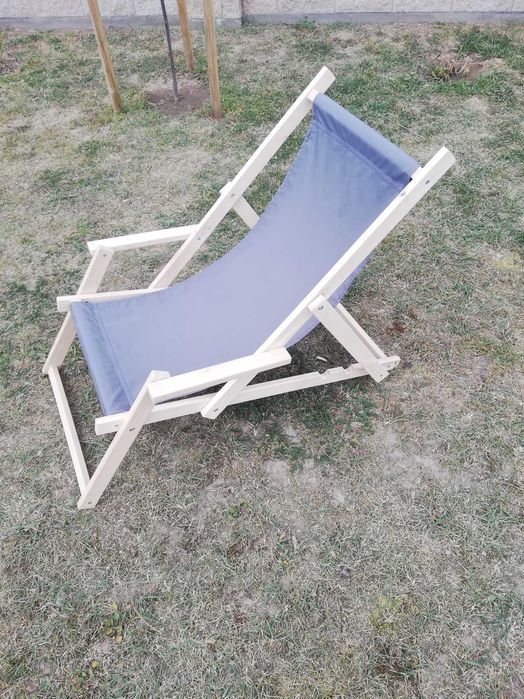 Leżak ogrodowy plażowy balkonowy drewniany z podłokietnikiem