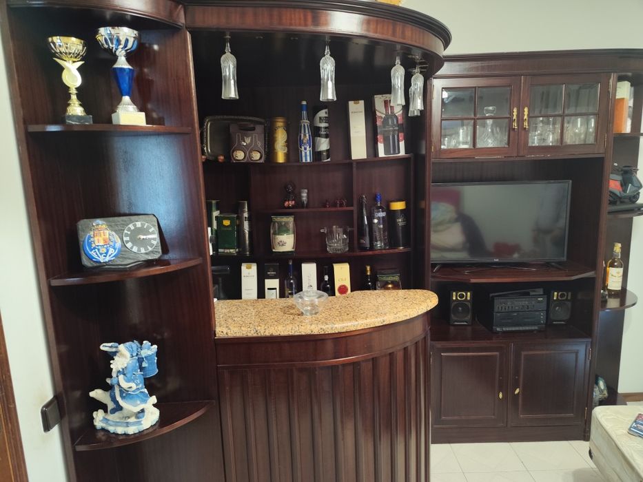 Bar de canto em mogno