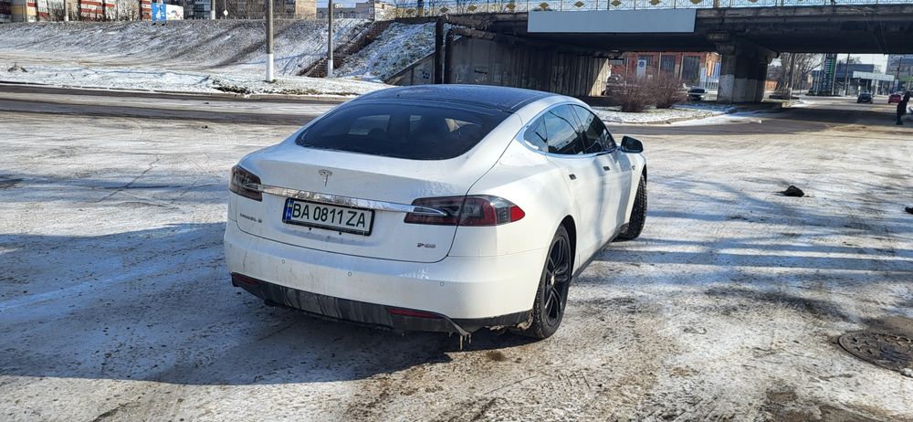 ТЕСЛА Модел S 2013 год