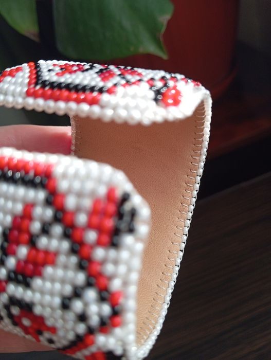 Браслет з бісеру в стилі вишиванки