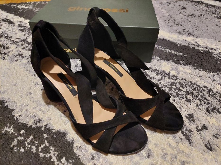 Sandały na obcasie 37