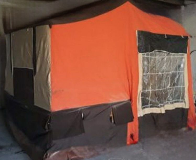 Auto-tenda com atrelado