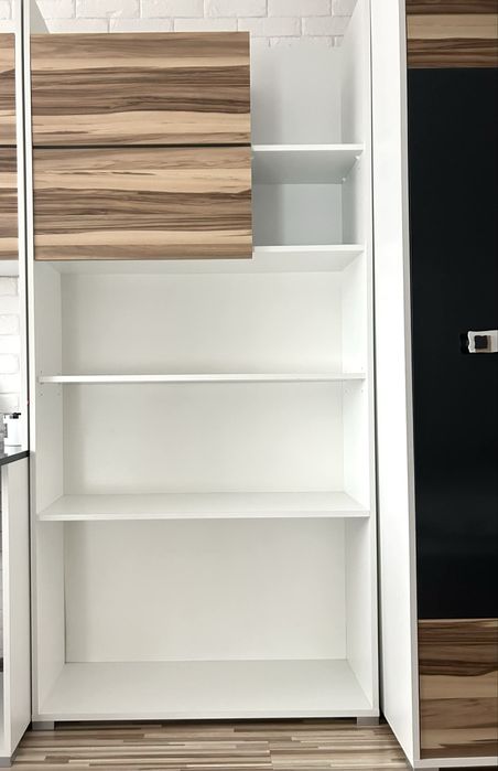 Biurko z szafką zamontowany led