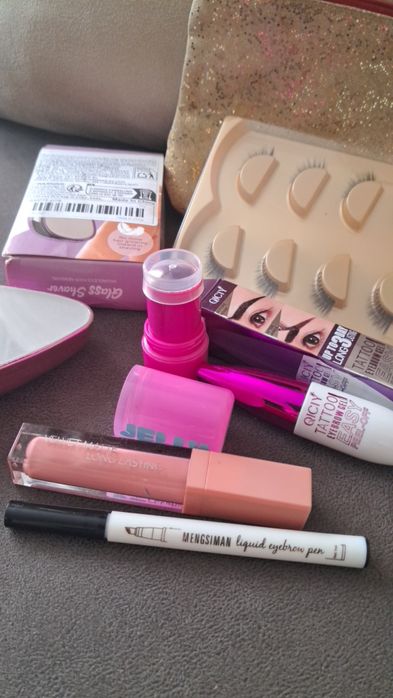 Набор аксесуарів і косметики