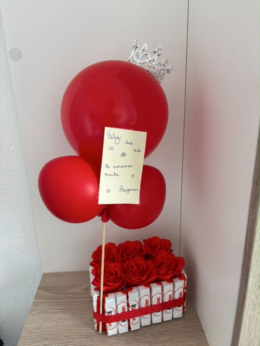 Rosas eternas, chocolates e balões