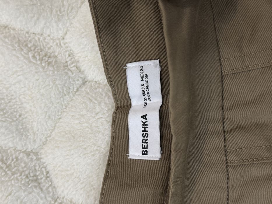 Bershka спідниця трішки нижча колін