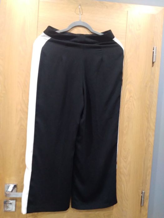 Fajne spodnie z szeroką nogawka New Look rozm S