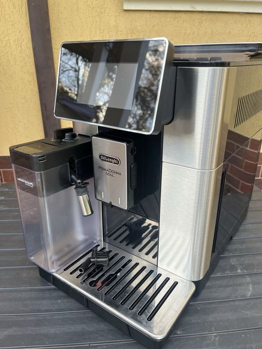 КавоваркаDeLonghi PrimaDonna Soul після ТО в хорошому стані