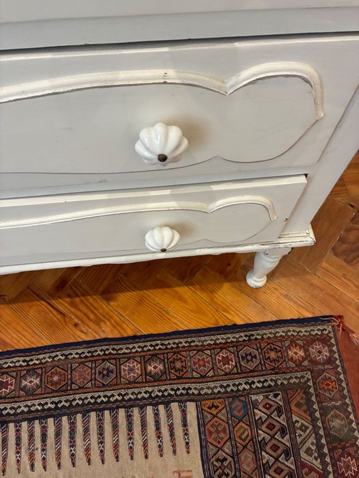 Cómoda branca com pintura patine