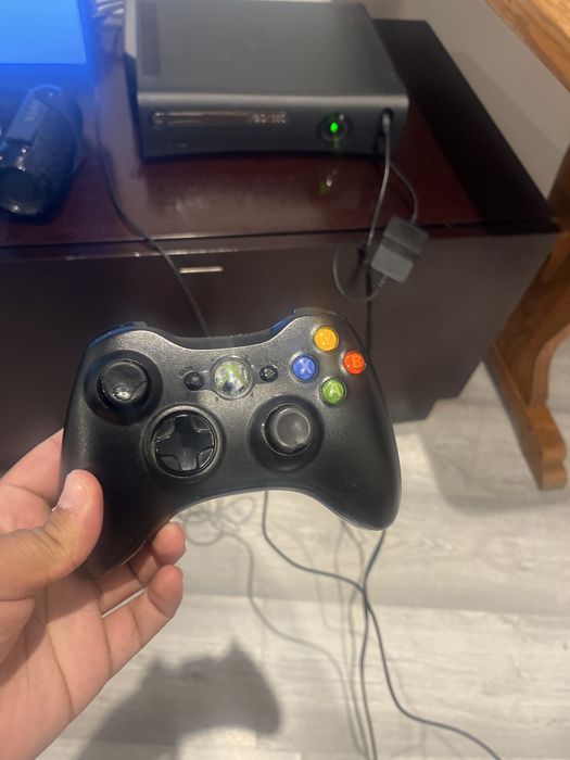 Vendo xbox 360 completo com 8 jogos