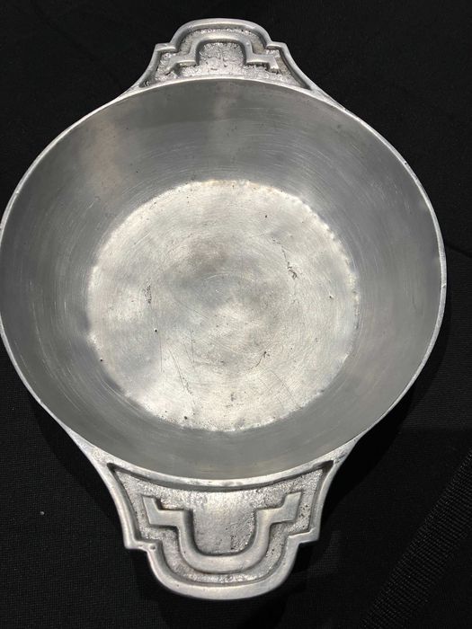 Tacho em estanho, de fabrico artesanal.