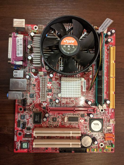 Комплект Socket 775: материнка з вбудованим відео, процесор і пам'ять.