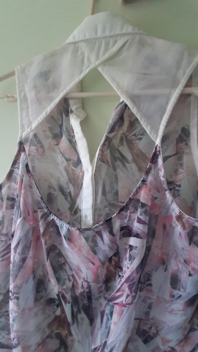 Blusa sem mangas e com costas abertas