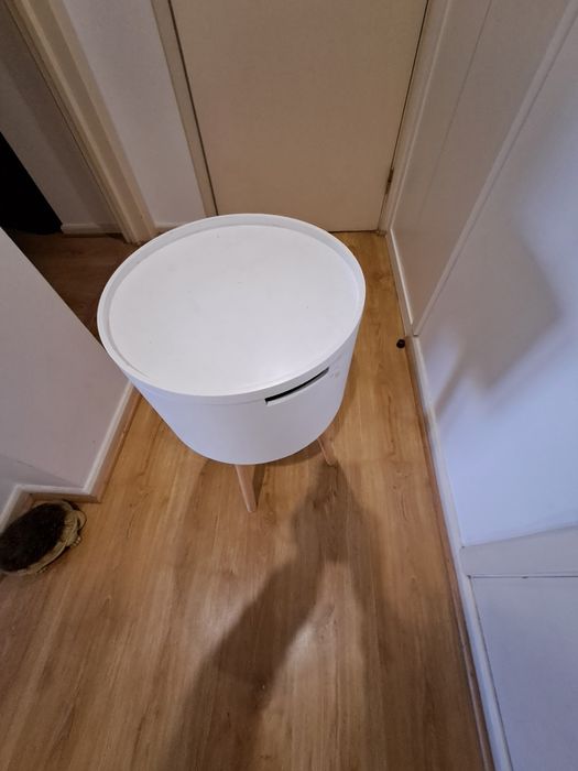 Mesa de cabeceira com arrumação