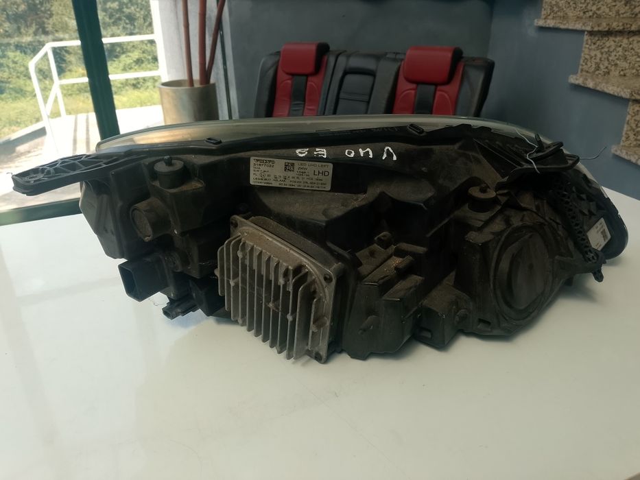 Farol esquerdo Volvo V40 / 31677022