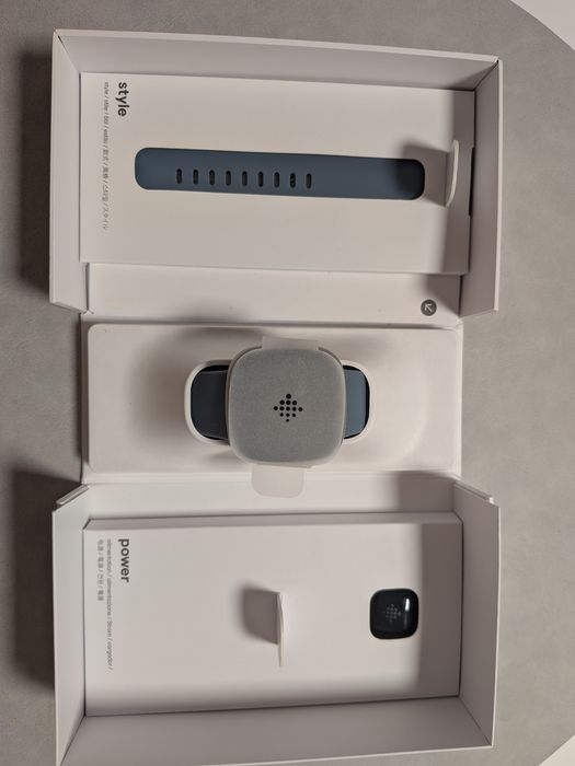 Nowy smartwach Fitbit Versa 4 – Pełen zestaw,