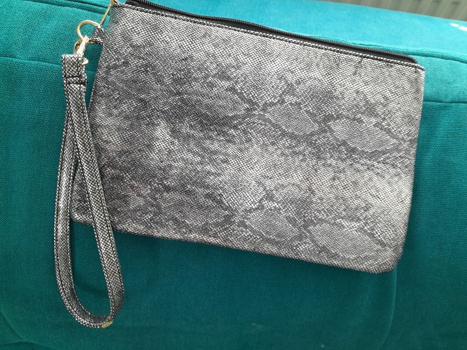 Torebka mała kopertówka saszetka srebrna wzór wężowa skórka
