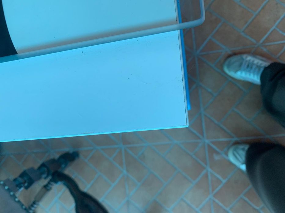 Secretaria ikea com tres gavetas e pés azuis e tampo branco