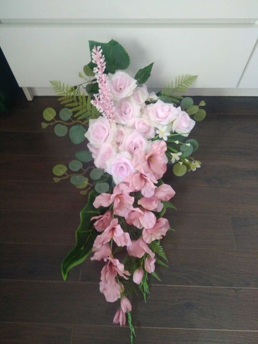 Kompozycja na cmentarz obciążona