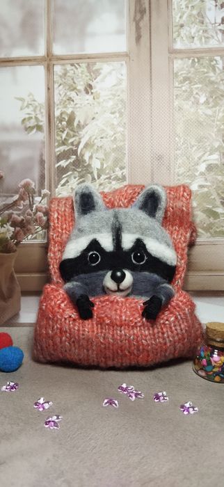 Єнотик валяний з шерсті на карман одягу, сумки, рюкзаку