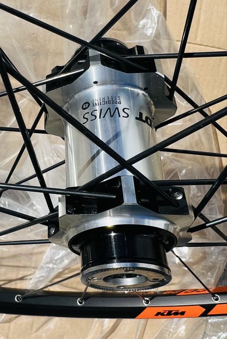 Piasta Przednia DT SWISS sztywna oś 15x110 ROCK SHOX RS1 PREDICTIVE 28H Maszynowe Łożyska Tarcza 6 śrub Straight Pull PRO