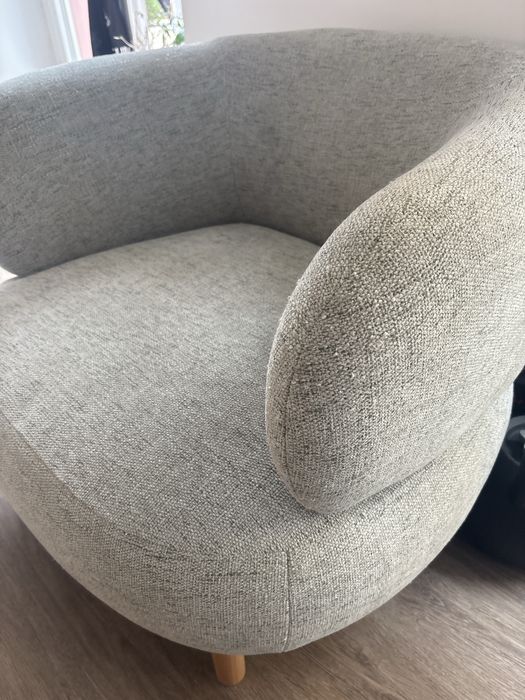 Duas cadeiras e uma poltrona kave home