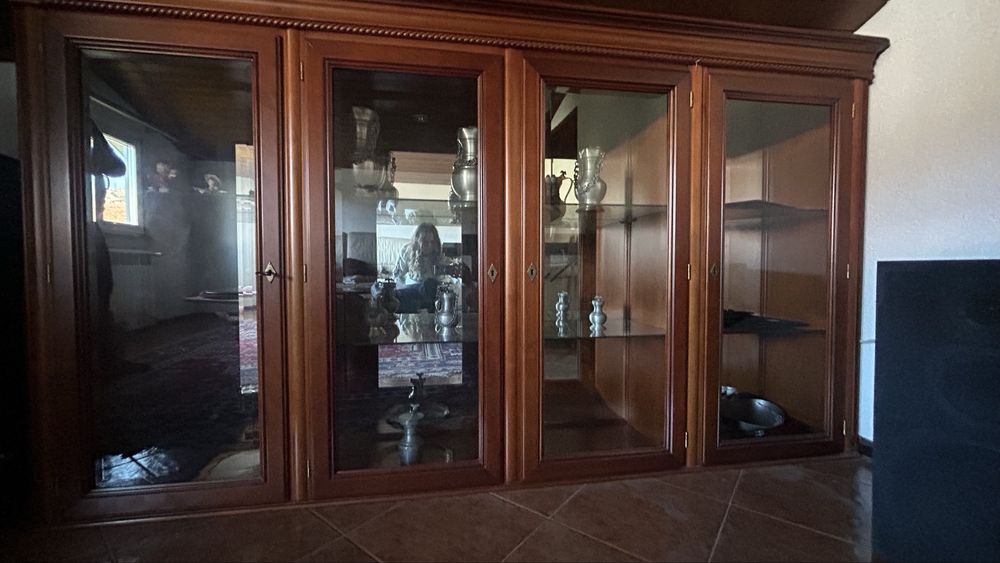 Móveis de sala com mesa e cadeiras