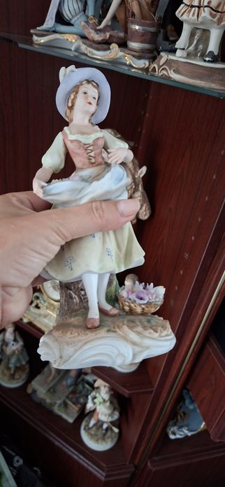 Várias estatuetas