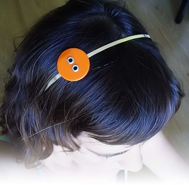 Bandoletes decoradas com caricas e botão vintage