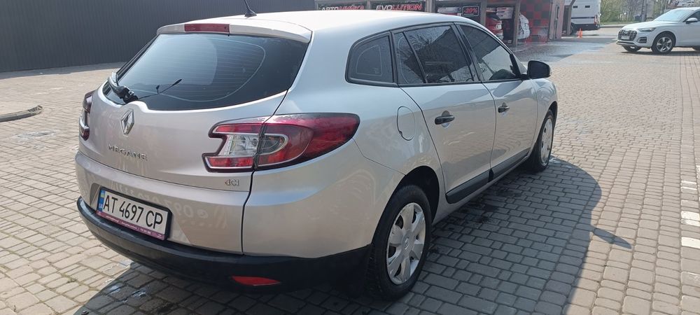 Меган  2010 рік     Економне,сімейне авто