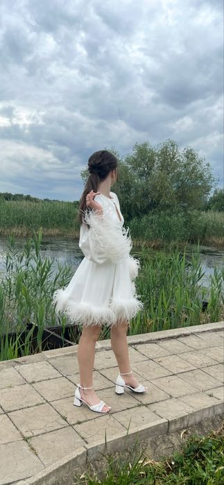 Біла сукня з пір’ями