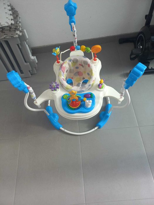 Saltador com centro de atividades