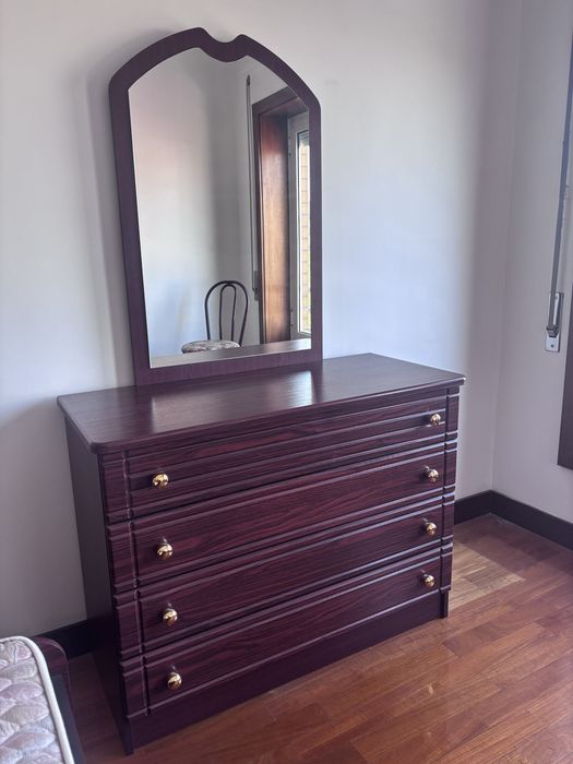 Mobília de Quarto Completa em Madeira (Cama + Colchão + Cómoda + 2 Mesinhas + Cadeira + Candeeiro)