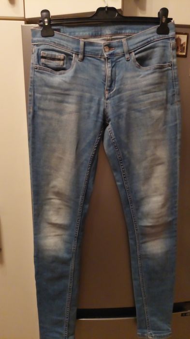 Niebieskie jeansy rurki Calvin Klein