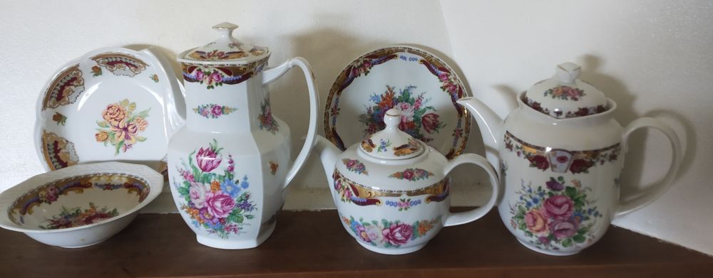 Conjuntos de louça pintada à mão, garrafas de Porto/licor, e outros