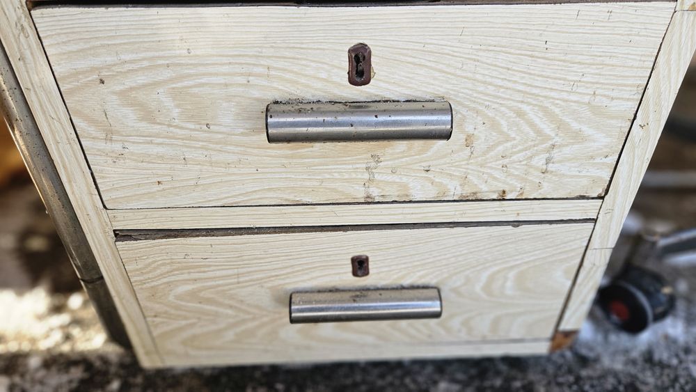 biurko metalowe z okresu PRL do renowacji