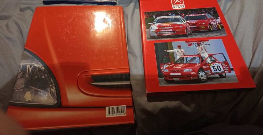 2 livros de automóveis.