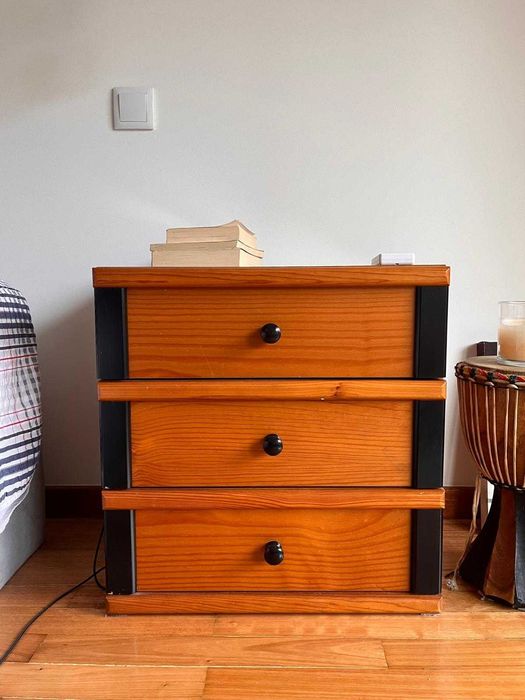 Mesinha cabeceira em Pinho Maciço.