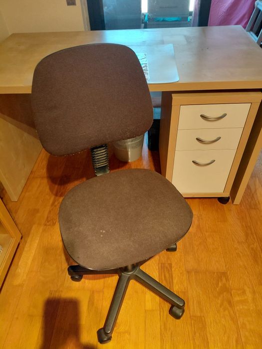 Secretária Ikea ofereço a cadeira
