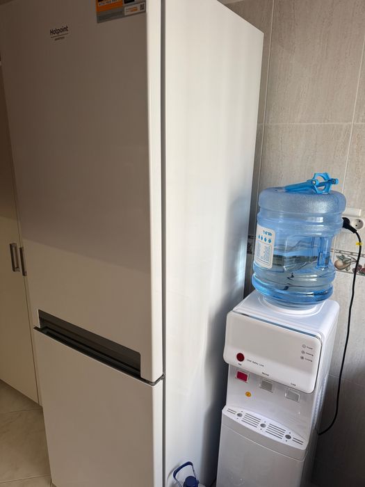 Frigorífico Combinado HOTPOINT- EAN ARISTON H8 A1EW (Low Frost - 5862497 8007842953886 188.8 cm - 338 L- Branco) — Excelente Condição, Como Novo